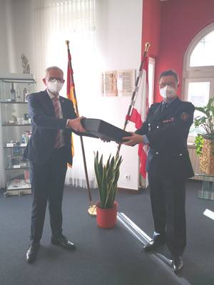 Bürgermeister Guido Orthen (li.) überreichte Richard Lindner ein Jubiläumspräsent. 