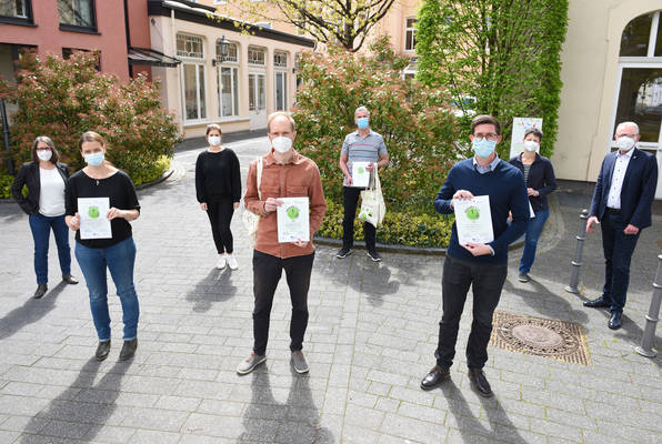 Foto: Bürgermeister Guido Orthen (rechts) und die beiden Klimaschutzmanagerinnen Silke Rothenberger (links) und Angela Amatulli (3.v.l.) konnten den Gewinnerinnen und Gewinnern des Klima-Coach-Projekts die Urkunden überreichen.  Foto: ©Gausmann 