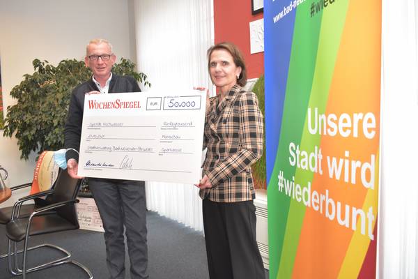 »Unsere Stadt wird #wiederbunt«: Dazu möchte der Weiss-Verlag gerne beitragen. Deshalb überbrachte Martina Schmitz einen Scheck über 50.000 Euro an Bürgermeister Guido Orthen.  | »Unsere Stadt wird #wiederbunt«: Dazu möchte der Weiss-Verlag gerne beitragen. Deshalb überbrachte Martina Schmitz einen Scheck über 50.000 Euro an Bürgermeister Guido Orthen. 