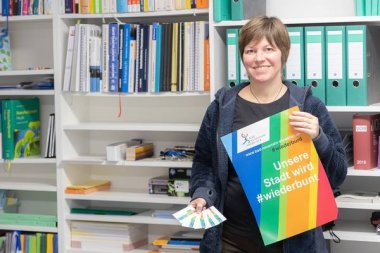Architektin Marion Steup mit ihren neuen Visitenkarten im #wiederbunt-Look | Architektin Marion Steup mit ihren neuen Visitenkarten im #wiederbunt-Look