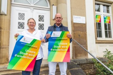Dr. Mevis mit seiner Frau vor der gemeinsamen Praxis in der Weststraße | Dr. Mevis mit seiner Frau vor der gemeinsamen Praxis in der Weststraße