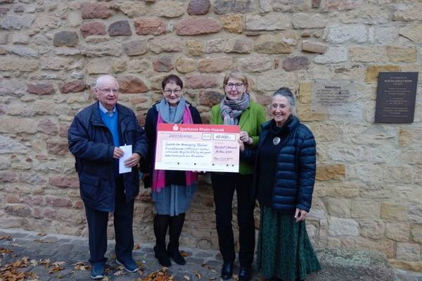 (Von links nach rechts) Dr. Hermann Bleiholder, Vorsitzender der Vereinigung Pfälzer Kunstfreunde, Bettina Scheeder, Geschäftsführerin Museumsverband RLP, Heike Wernz-Kaiser, Kuratorin Stadtverwaltung Bad Neuenahr-Ahrweiler, Hanne Korb, Vorsitzende der | (Von links nach rechts) Dr. Hermann Bleiholder, Vorsitzender der Vereinigung Pfälzer Kunstfreunde, Bettina Scheeder, Geschäftsführerin Museumsverband RLP, Heike Wernz-Kaiser, Kuratorin Stadtverwaltung Bad Neuenahr-Ahrweiler, Hanne Korb, Vorsitzende der