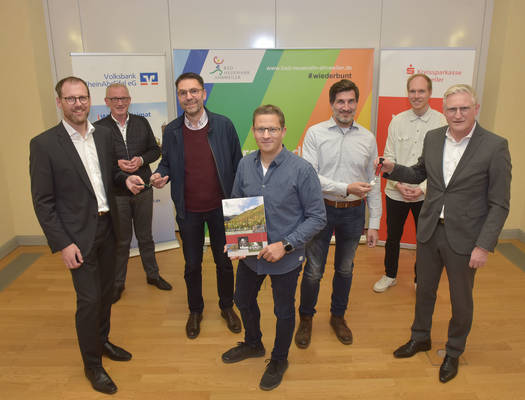 Regionale Banken übernehmen erste Monatsmiete in der Pop-Up-Mall Bad Neuenahr-Ahrweiler. Bei der symbolischen Schlüssel- und Mietvertragsübergabe mit dabei (v.l.n.r.): Thomas Theisen, Guido Orthen, Volker Danko, Patrick Küpper, Thorsten Hermann, Kevin | Regionale Banken übernehmen erste Monatsmiete in der Pop-Up-Mall Bad Neuenahr-Ahrweiler. Bei der symbolischen Schlüssel- und Mietvertragsübergabe mit dabei (v.l.n.r.): Thomas Theisen, Guido Orthen, Volker Danko, Patrick Küpper, Thorsten Hermann, Kevin