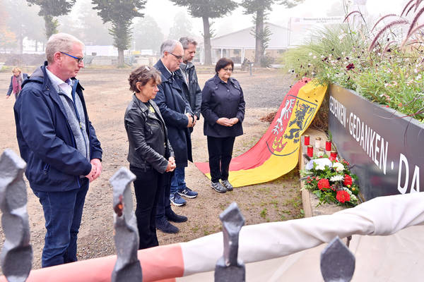 Gedenken an die Flutopfer im Kurpark: (v.l.) Bürgermeister Guido Orthen, Adinda Van Gerven, Philip Cools, Wolfgang Horrmann, Carina Verster-Rotthier.