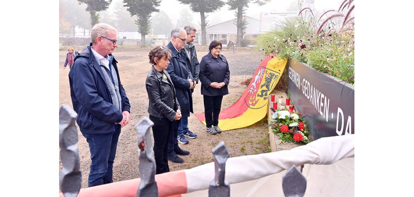 Gedenken an die Flutopfer im Kurpark: (v.l.) Bürgermeister Guido Orthen, Adinda Van Gerven, Philip Cools, Wolfgang Horrmann, Carina Verster-Rotthier.