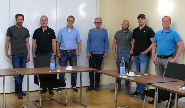 V. l. n. r.: Landwirt Pascal Delord, Ortsvorsteher Stephan Hübinger, Landwirt Michael Jünck, Bürgermeister Guido Orthen,Bauunternehmer Tobias Heming aus Borken,Toilettenwagenverleiher Thomas Sprenger aus Lembeck, Steuerberater André Konniger aus Velen