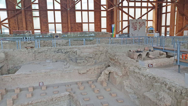 Herrschaftlicher Thron oder schnöde Feuerstelle? Phantasie der Besucher ist in der Lügenführung gefragt. (Foto: Museum Roemervilla). | Herrschaftlicher Thron oder schnöde Feuerstelle? Phantasie der Besucher ist in der Lügenführung gefragt. (Foto: Museum Roemervilla).