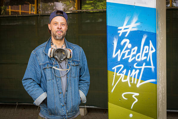 Wolfgang Sturm an einer bemalten Graffiti-Säule. Foto: Stadtverwaltung/C. Steinborn | Wolfgang Sturm an einer bemalten Graffiti-Säule. Foto: Stadtverwaltung/C. Steinborn
