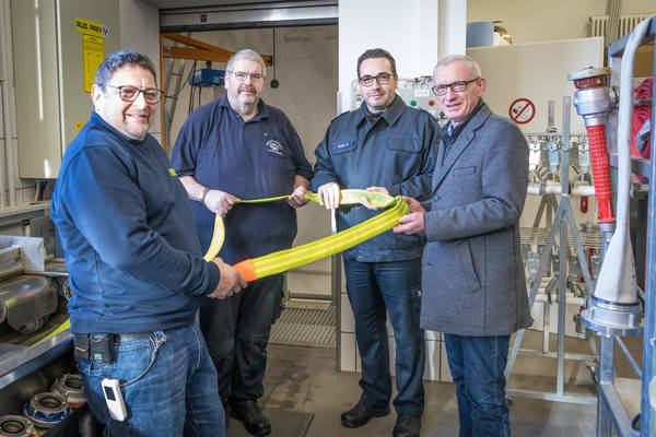 (von rechts nach links) Bürgermeister Guido Orthen und der städtische Wehrleiter Marcus Mandt ließen sich von Ralf Hoffmann und Günter Raschke zeigen, wie eine Schlauchwaschanlage funktioniert. Foto: Stadt/C. Steinborn | (von rechts nach links) Bürgermeister Guido Orthen und der städtische Wehrleiter Marcus Mandt ließen sich von Ralf Hoffmann und Günter Raschke zeigen, wie eine Schlauchwaschanlage funktioniert. Foto: Stadt/C. Steinborn