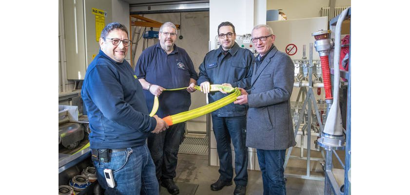 (von rechts nach links) Bürgermeister Guido Orthen und der städtische Wehrleiter Marcus Mandt ließen sich von Ralf Hoffmann und Günter Raschke zeigen, wie eine Schlauchwaschanlage funktioniert. Foto: Stadt/C. Steinborn | (von rechts nach links) Bürgermeister Guido Orthen und der städtische Wehrleiter Marcus Mandt ließen sich von Ralf Hoffmann und Günter Raschke zeigen, wie eine Schlauchwaschanlage funktioniert. Foto: Stadt/C. Steinborn