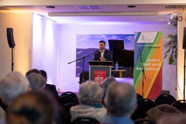 Julian Dela liest aus seinem Buch „Flutgeschichten – Schicksale aus dem Ahrtal“. Foto: Christoph Steinborn | Julian Dela liest aus seinem Buch „Flutgeschichten – Schicksale aus dem Ahrtal“. Foto: Christoph Steinborn