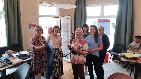 Marion Surrey (MGH), daneben Lina Bechtoldt (AWO), mit Gästen (v.l.). Foto: Jeanette Hess | Marion Surrey (MGH), daneben Lina Bechtoldt (AWO), mit Gästen (v.l.). Foto: Jeanette Hess