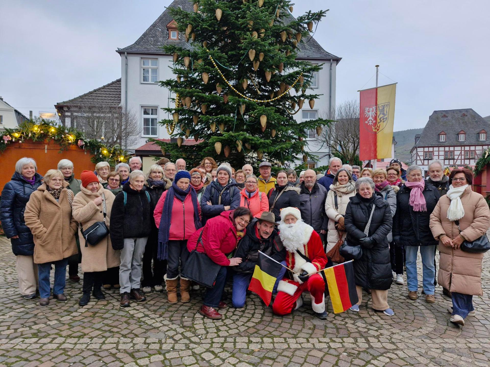 Gruppenbild der Teilnehmenden vor dem Weihnachtsbaum in Ahrweiler