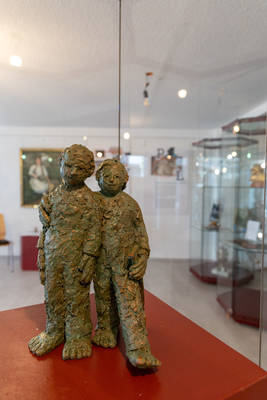 Die Skulptur von Künstlerin Annegret Goebels thematisiert Helfer und Betroffene der Flut 