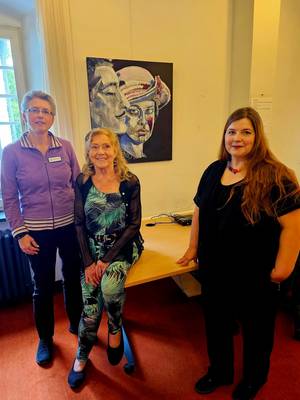 von l.n.r.: Gisela Franz (Stadtbibliothek), Eva-Maria Kreuter (Are-Gilde), Manuela Käßmair. Foto: Werner W. Steber | von l.n.r.: Gisela Franz (Stadtbibliothek), Eva-Maria Kreuter (Are-Gilde), Manuela Käßmair. Foto: Werner W. Steber