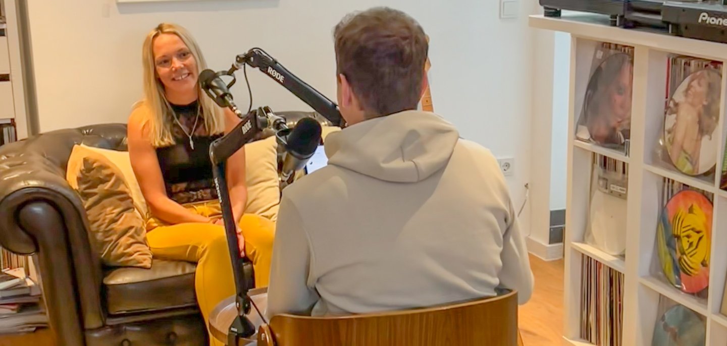 Nadine Wenigmann bei der Aufnahme des Podcasts im Studio