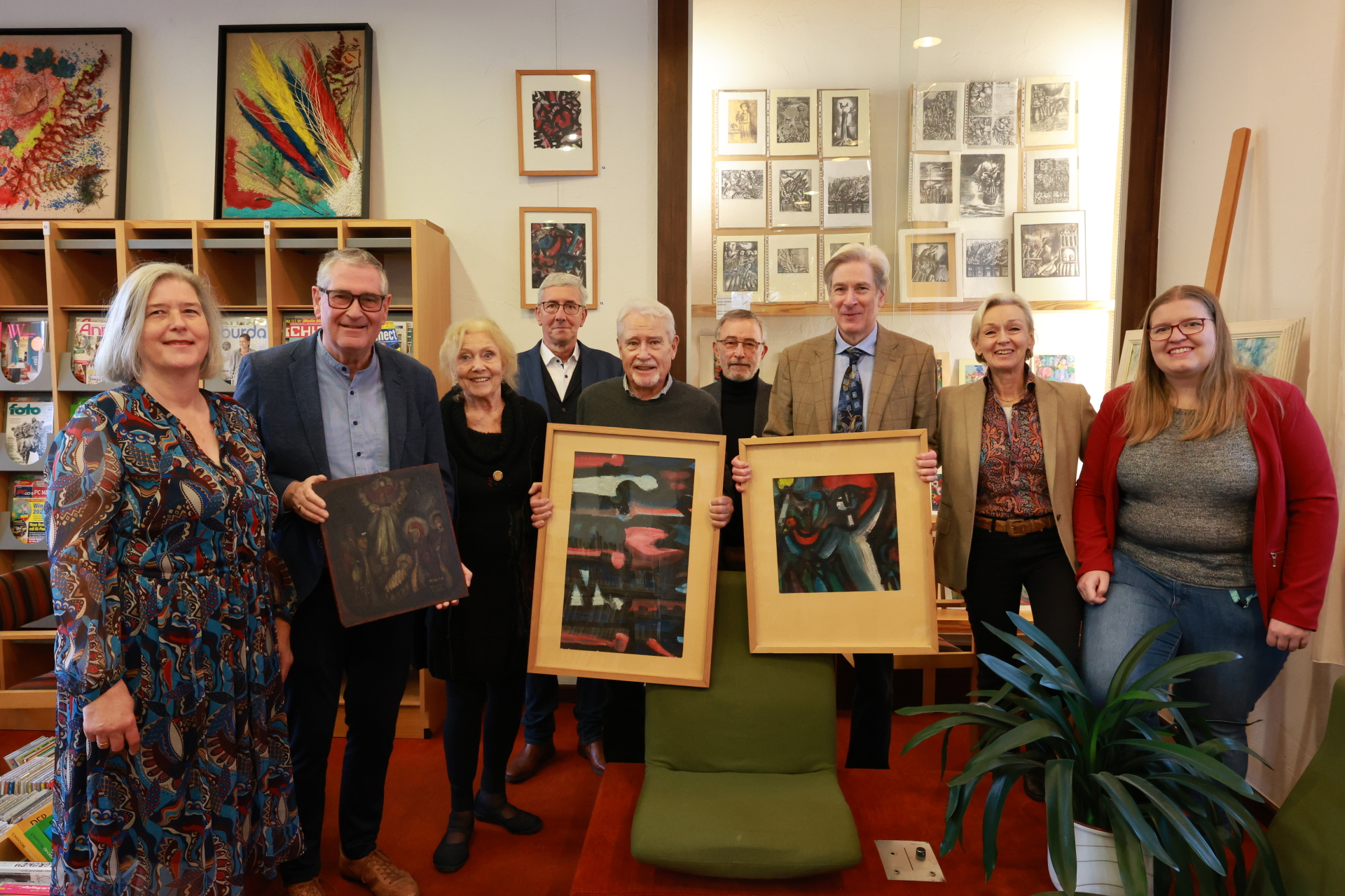 Eva-Maria Kreuter überreicht Gemälde aus dem künstlerischen Nachlass von Johannes Luxem an den Ersten Beigeordneten Peter Diewald Eva-Maria Kreuter überreicht Gemälde aus dem künstlerischen Nachlass von Johannes Luxem an den Ersten Beigeordneten Peter Diewald