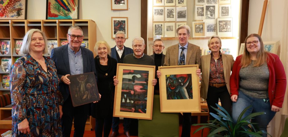 Eva-Maria Kreuter überreicht Gemälde aus dem künstlerischen Nachlass von Johannes Luxem an den Ersten Beigeordneten Peter Diewald Eva-Maria Kreuter überreicht Gemälde aus dem künstlerischen Nachlass von Johannes Luxem an den Ersten Beigeordneten Peter Diewald