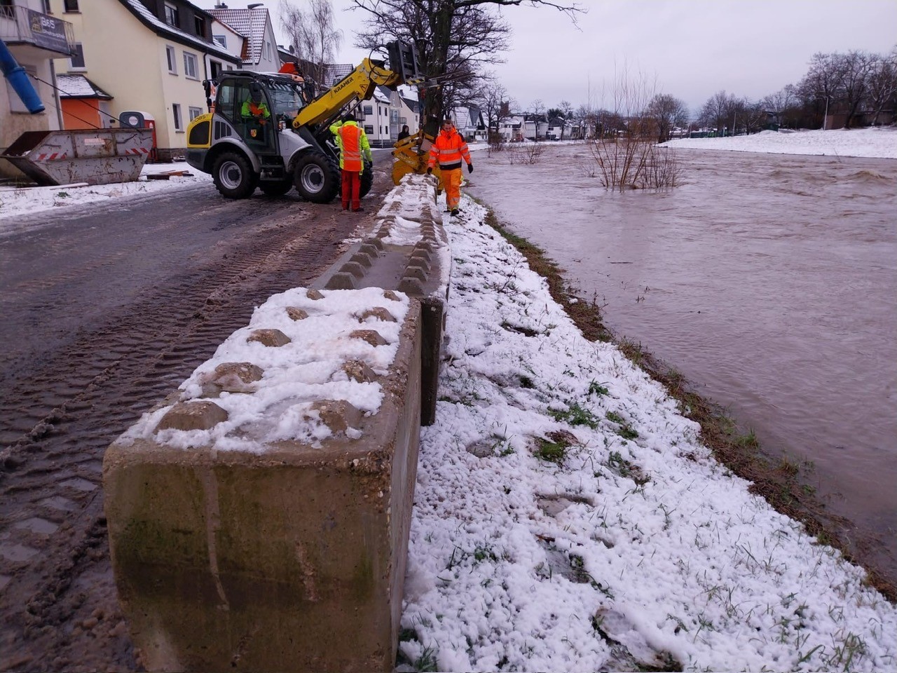Eine Barriere mit Betonklötzen baute der Betriebshof an der Ahrallee auf.