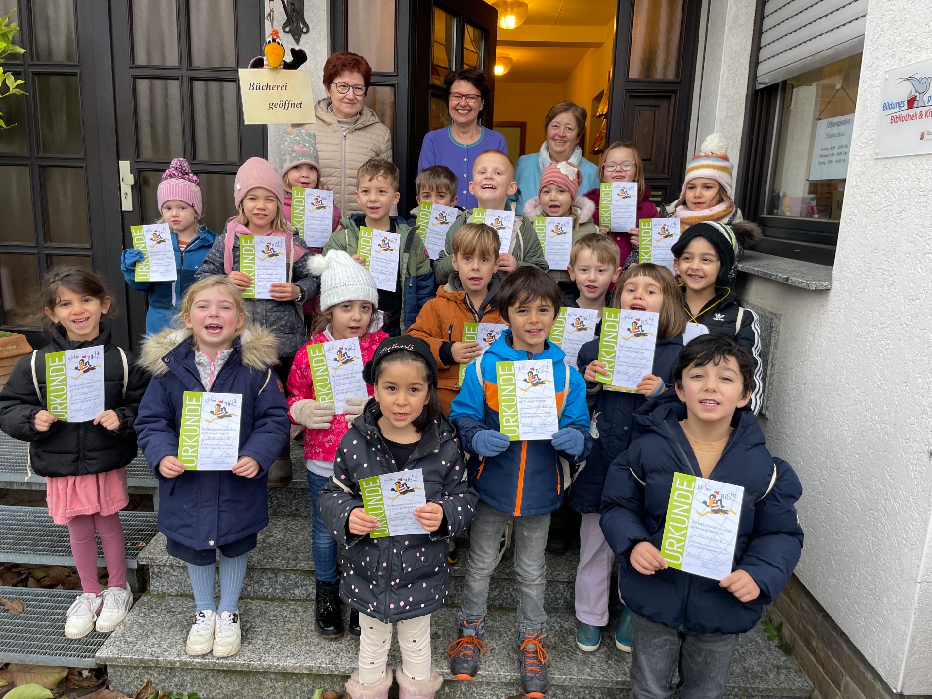 Die Vorschulkinder der KiTa Sterntaler zeigen stolz ihren Bibfit-„Führerschein“ in der Pfarrbücherei Heimersheim. Foto: Kita/ Anna Weber