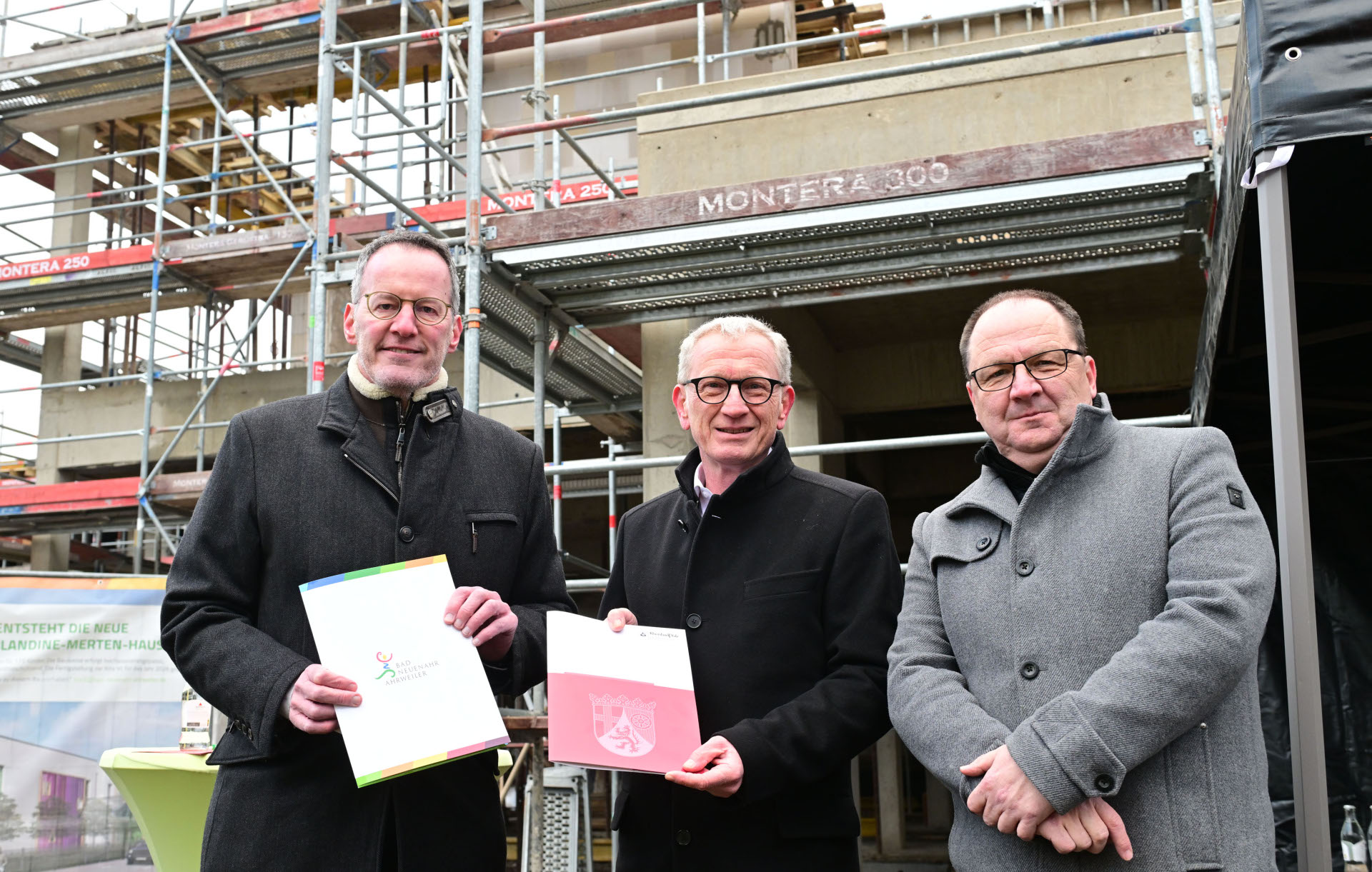 Bad Neuenahr Baustelle Kita Blandine Merten Übergabe Förderbescheide vl. Innenminister Michael Ebling, BM Guido Orthen und Geschäftsführer Wiederaufbaugeselschaft Herbert Wiemer
