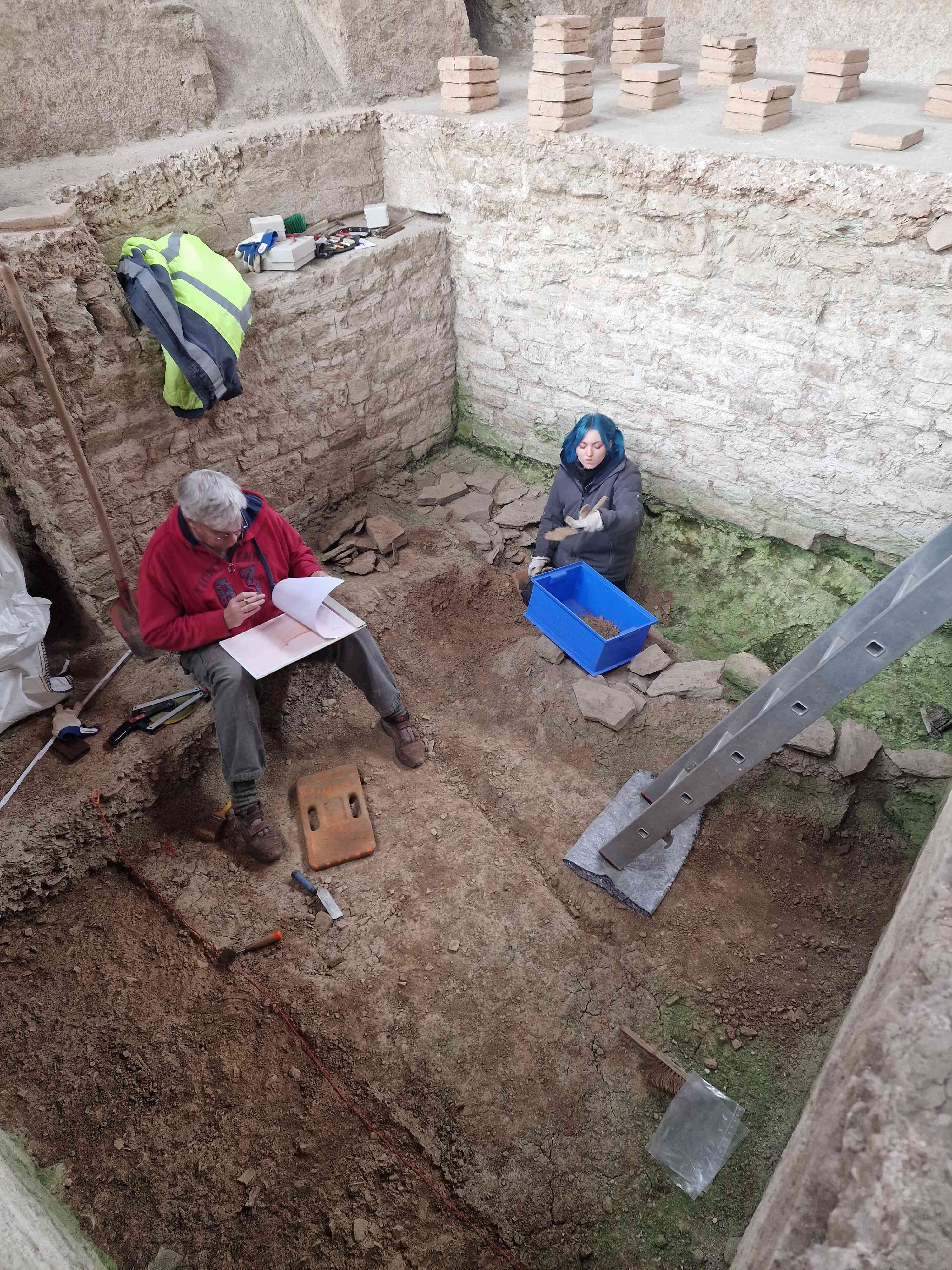 Die Landesarchäologie untersucht den antiken Keller der Ahrweiler Römervilla
