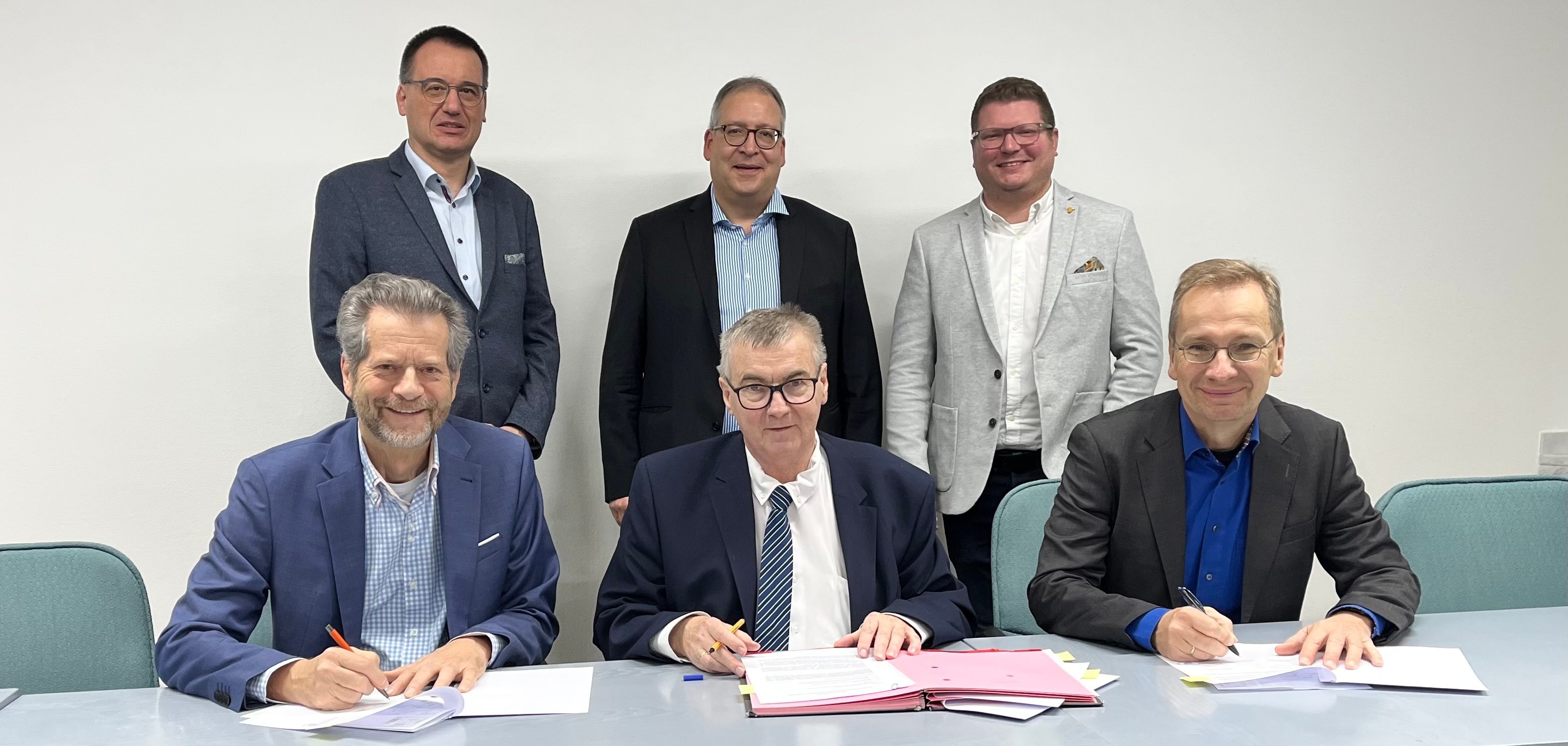 Wolfgang Horrmann (Beigeordneter Stadt Bad Neuenahr-Ahrweiler), Dr. Alexander Saftig (Landrat des Kreises Mayen-Koblenz bis 31.12.2024) und Sinzigs Bürgermeister Andreas Geron (vordere Reihe v.l.) gemeinsam mit Dirk Weber (Werkleiter Eigenbetrieb Wasserwerk Stadt Bad Neuenahr-Ahrweiler), Stefan Friedsam (Werkleiter WVZ Maifeld-Eifel) und Carsten Lohre (Werkleiter Stadtwerke Sinzig) (hintere Reihe v.l.) bei der Vertragsunterzeichnung.