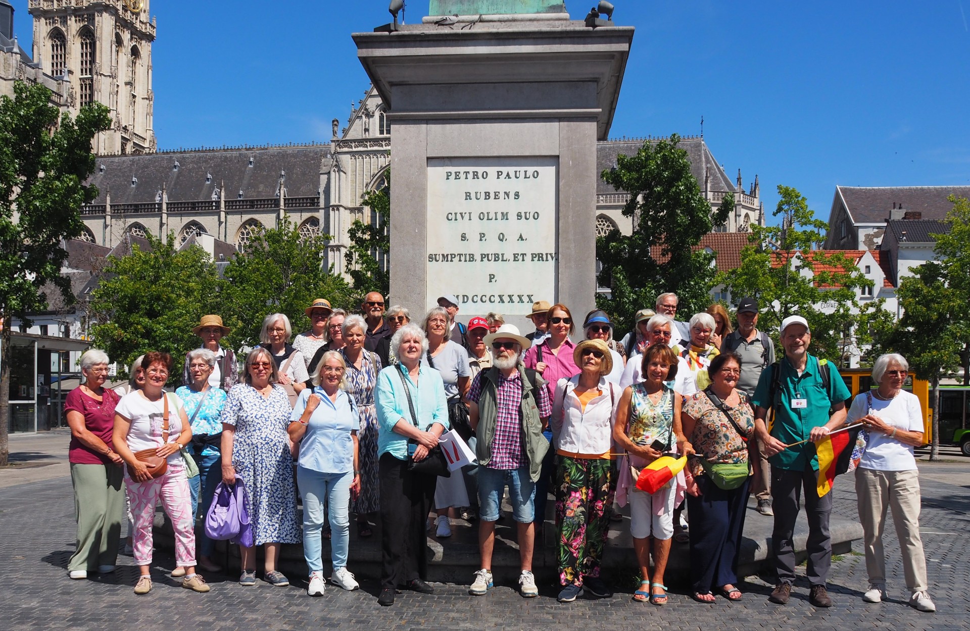 Die Gruppe vor der Statue des flämischen Barockmalers Peter Paul Rubens.