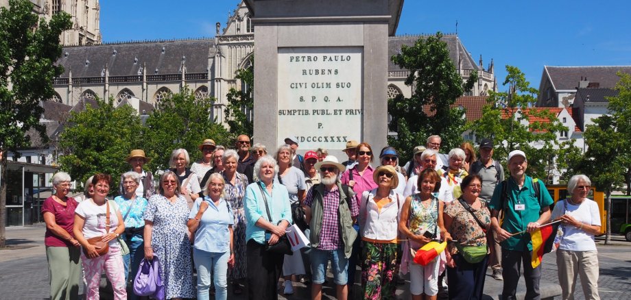 Die Gruppe vor der Statue des flämischen Barockmalers Peter Paul Rubens.