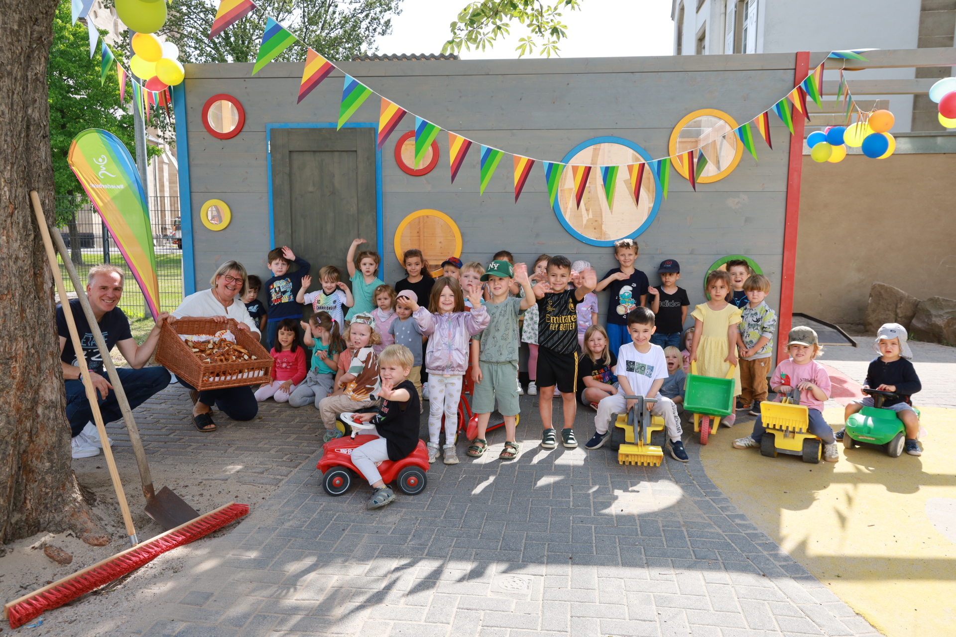 Einweihung eines neuen Holzhauses auf dem Gelände der Kita Arche Noah in Bad Neuenahr / Mehrgenerationenhaus