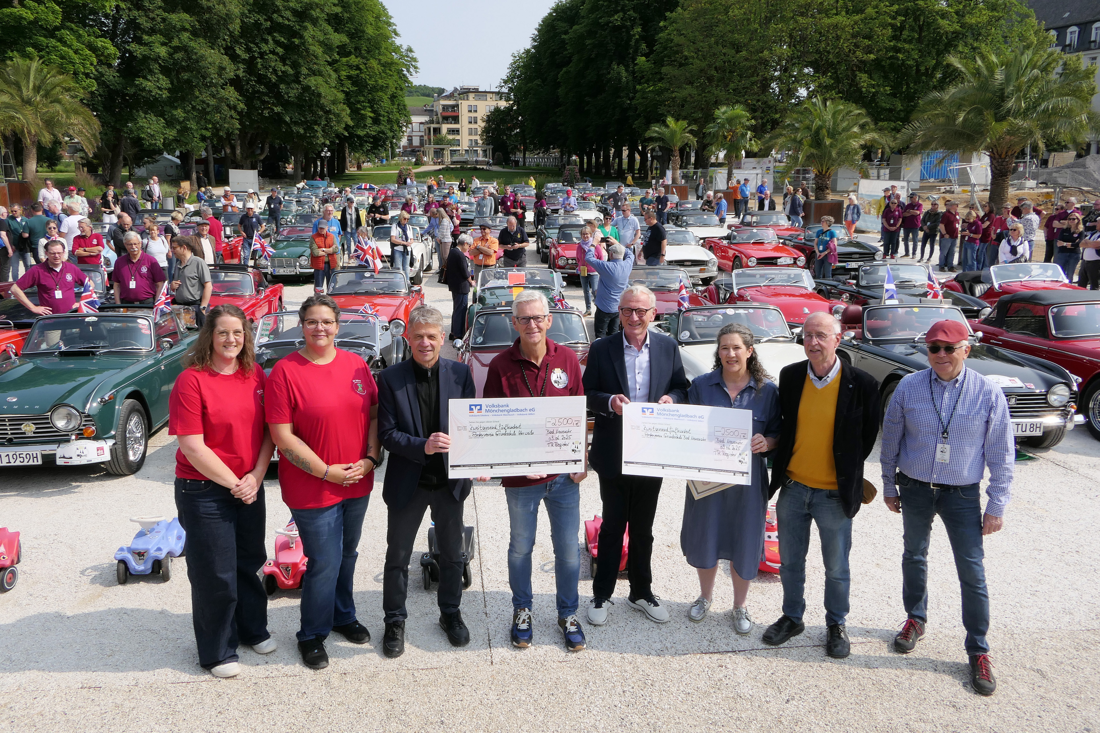 Triumpf Jahrestreffen Bad Nahr Das Orga-Team übergibt an die Fördervereine der Grundschulen Ahrweiler und Bad Neuenahr jeweils einen Scheck über 2500,00