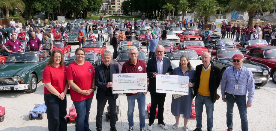 Triumpf Jahrestreffen Bad Nahr Das Orga-Team übergibt an die Fördervereine der Grundschulen Ahrweiler und Bad Neuenahr jeweils einen Scheck über 2500,00