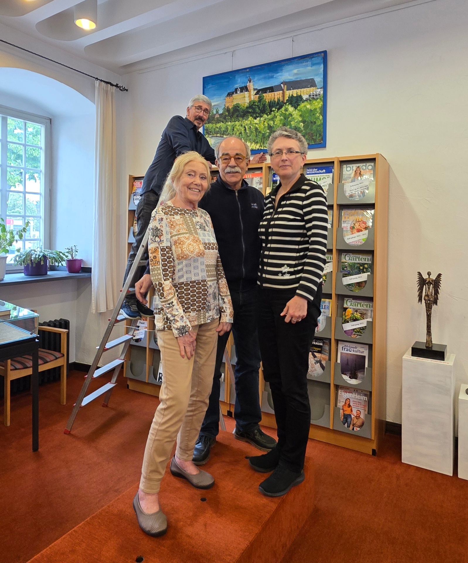 Künstler Matthias Bertram in der Mitte