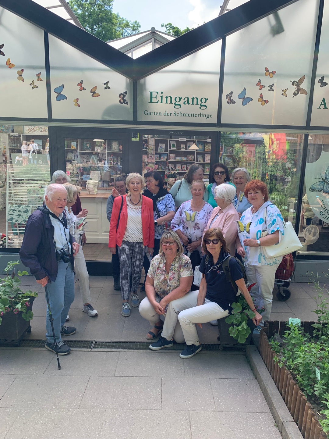 Ein Teil der fröhlichen Gruppe am Eingang zum „Garten der Schmetterlinge“.