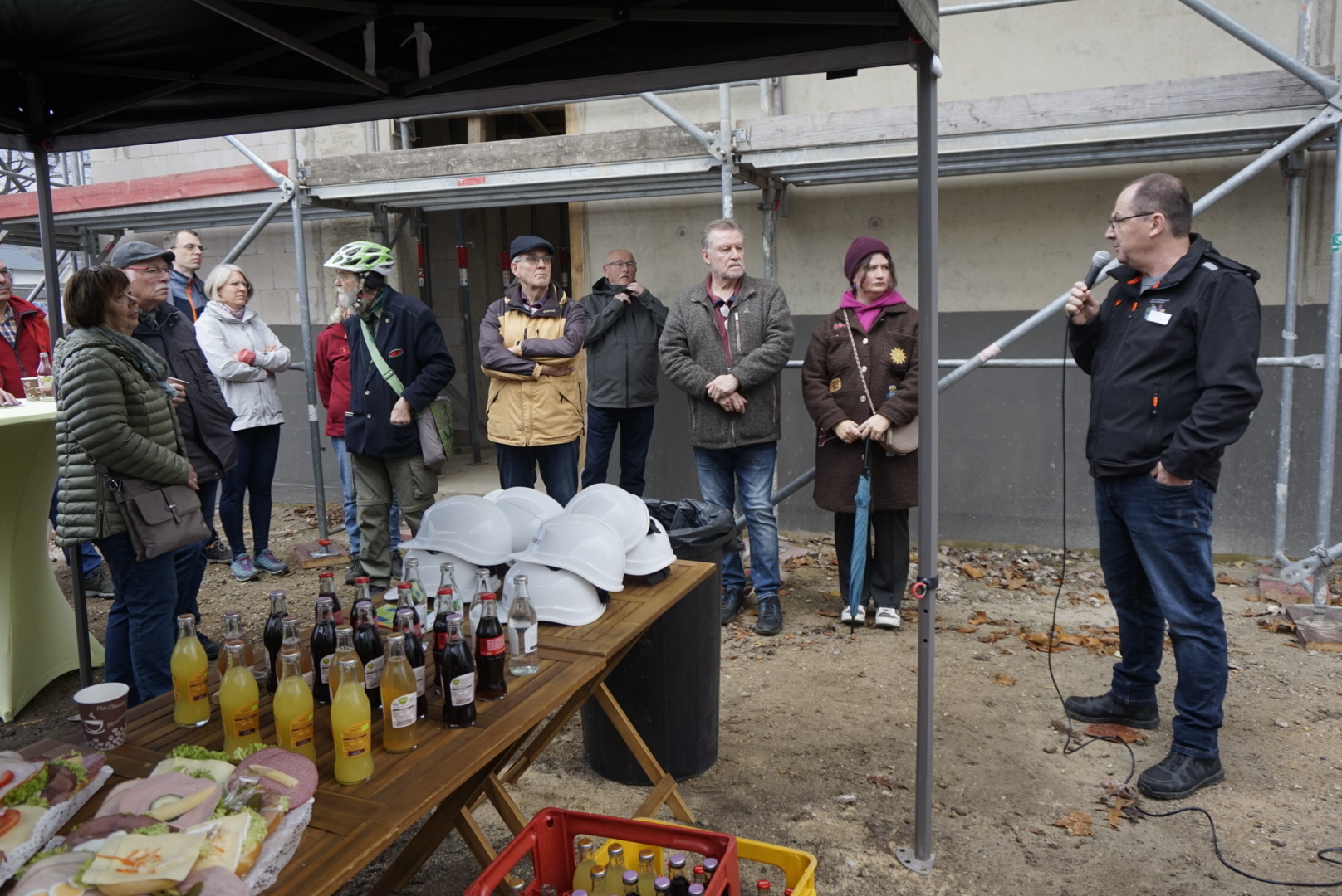 Baustellenfrühstück mit Führung am Rohbau der Kita St. Pius