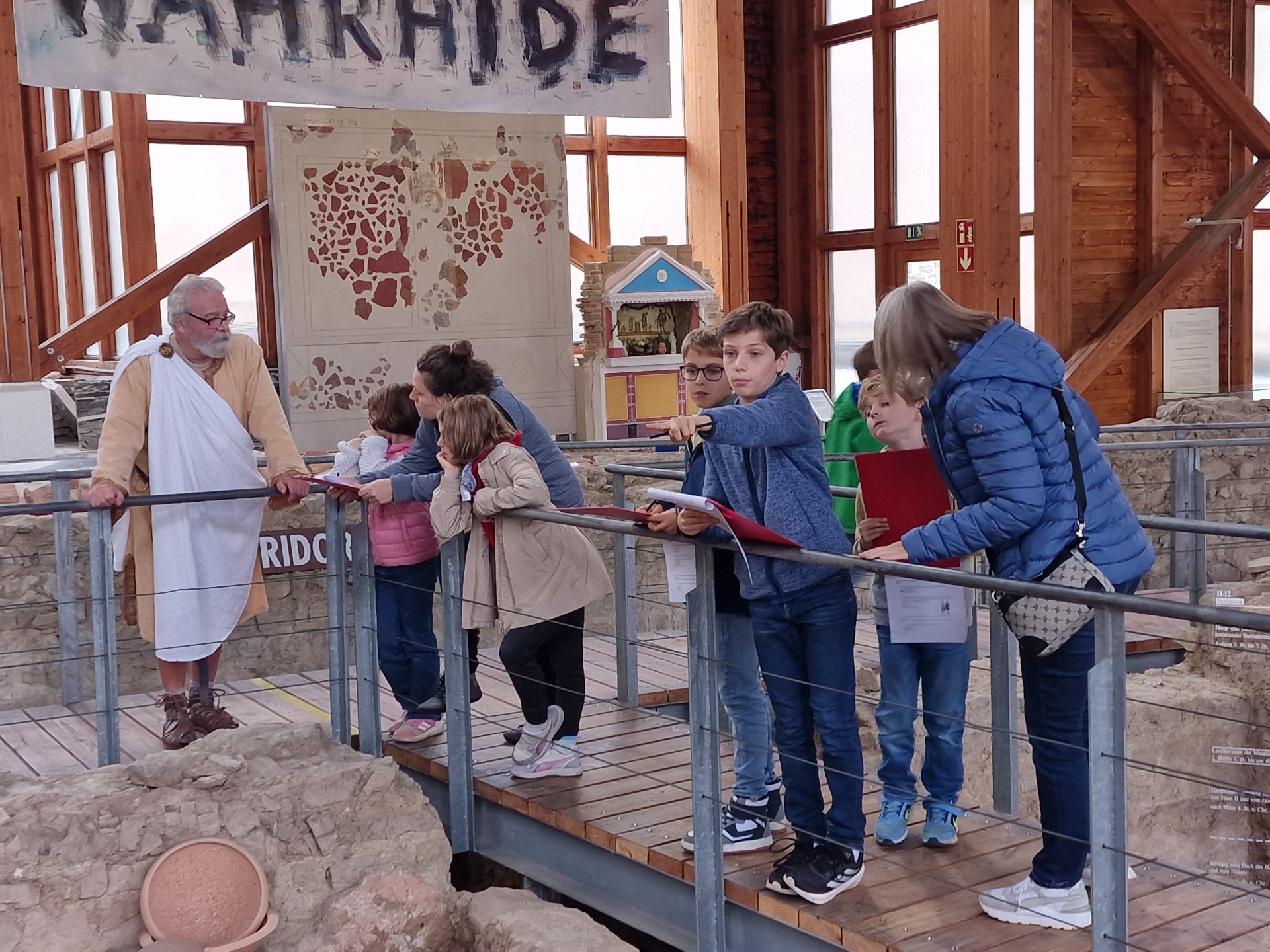 Der römische Hausherr freut sich, weitere Familien in der Römervilla begrüßen zu dürfen.