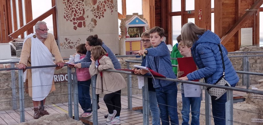 Der römische Hausherr freut sich, weitere Familien in der Römervilla begrüßen zu dürfen.