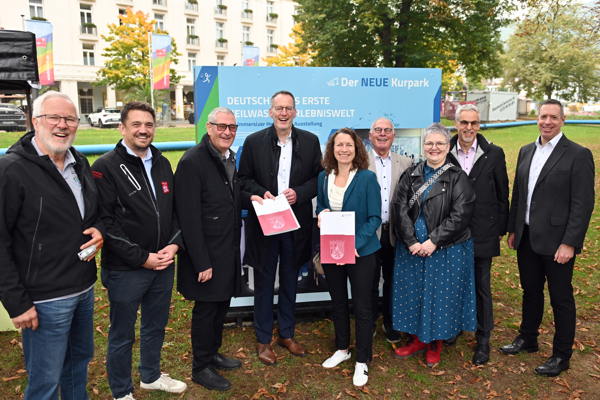 Die Teilnehmer bei der Förderbescheidübergabe im Kurpark
