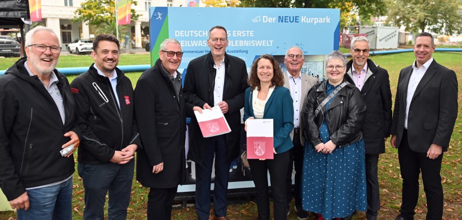 Die Teilnehmer bei der Förderbescheidübergabe im Kurpark