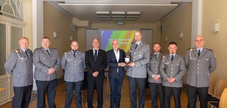 Soldaten am bei einem persönlichen Austausch mit Bürgermeister Guido Orthen