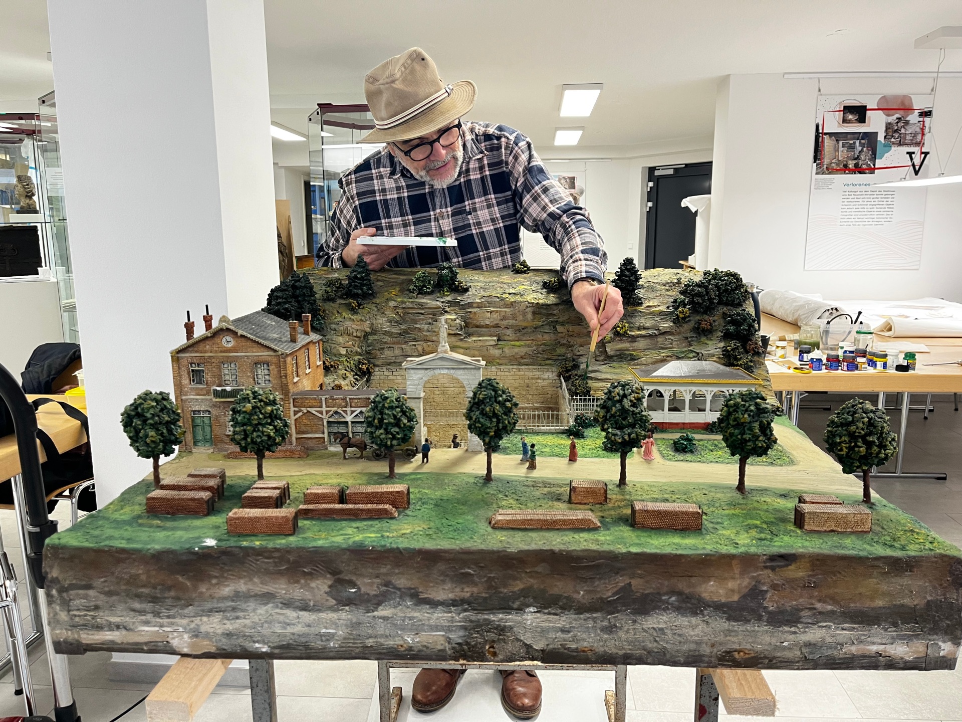 Aufbereitung zweier Gips-Modelle im temporären Museumsdepot in Ahrweiler durch Andreas Schmickler