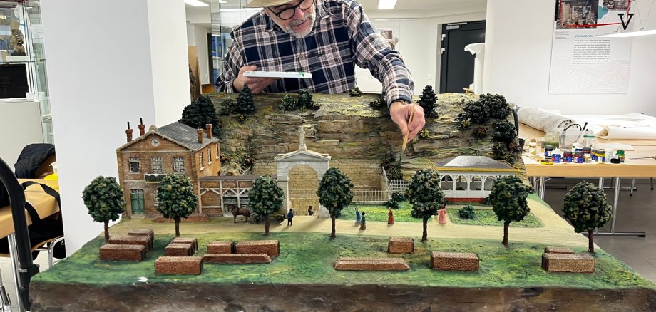 Aufbereitung zweier Gips-Modelle im temporären Museumsdepot in Ahrweiler durch Andreas Schmickler