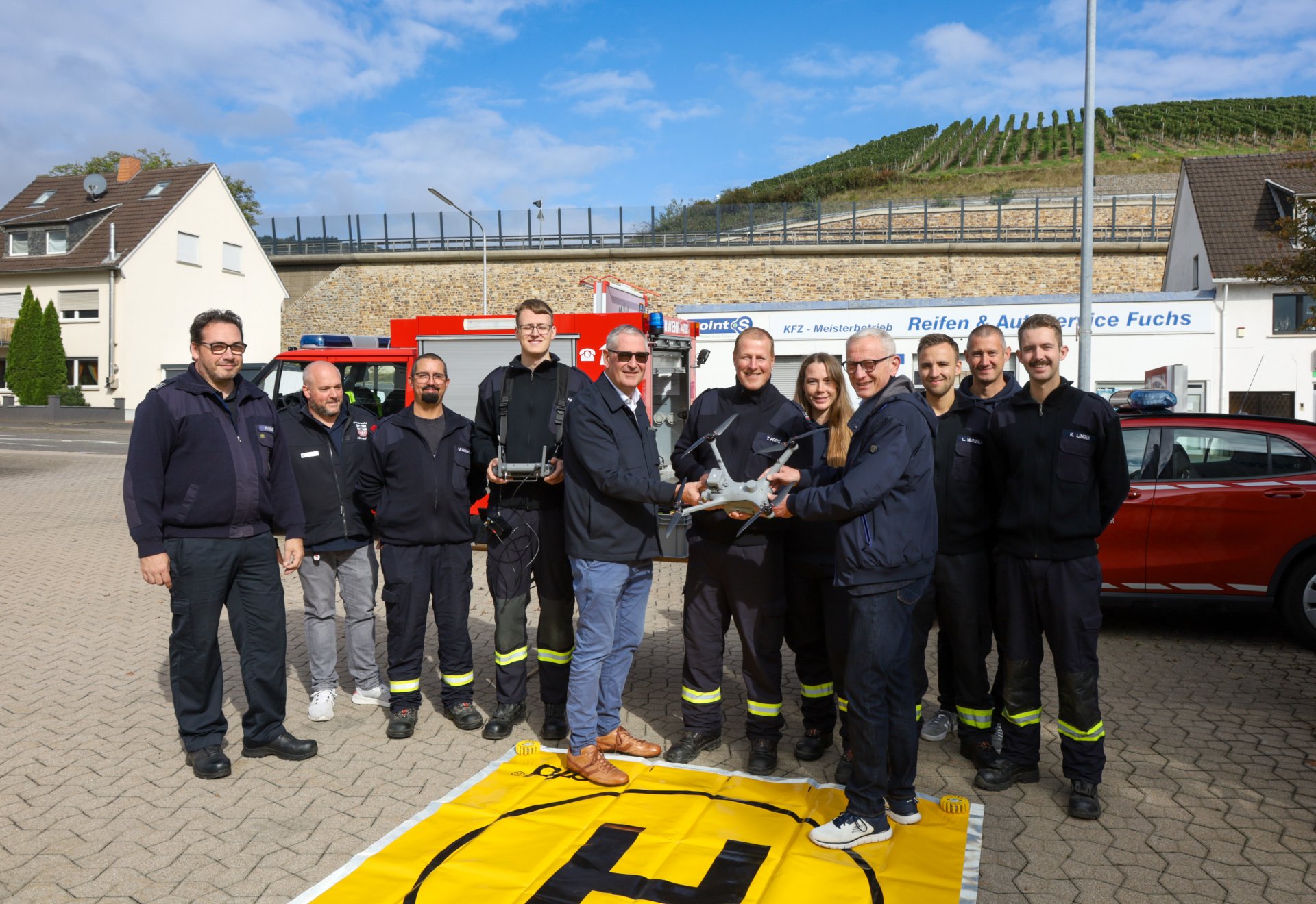 Bürgermeister Guido Orthen übergibt der Löschgruppe Landskrone die neue Drohne