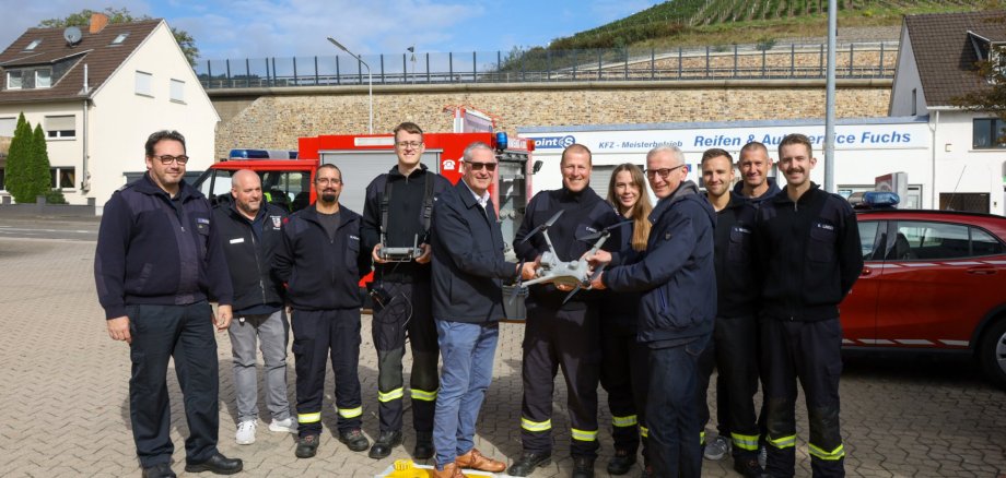 Bürgermeister Guido Orthen übergibt der Löschgruppe Landskrone die neue Drohne