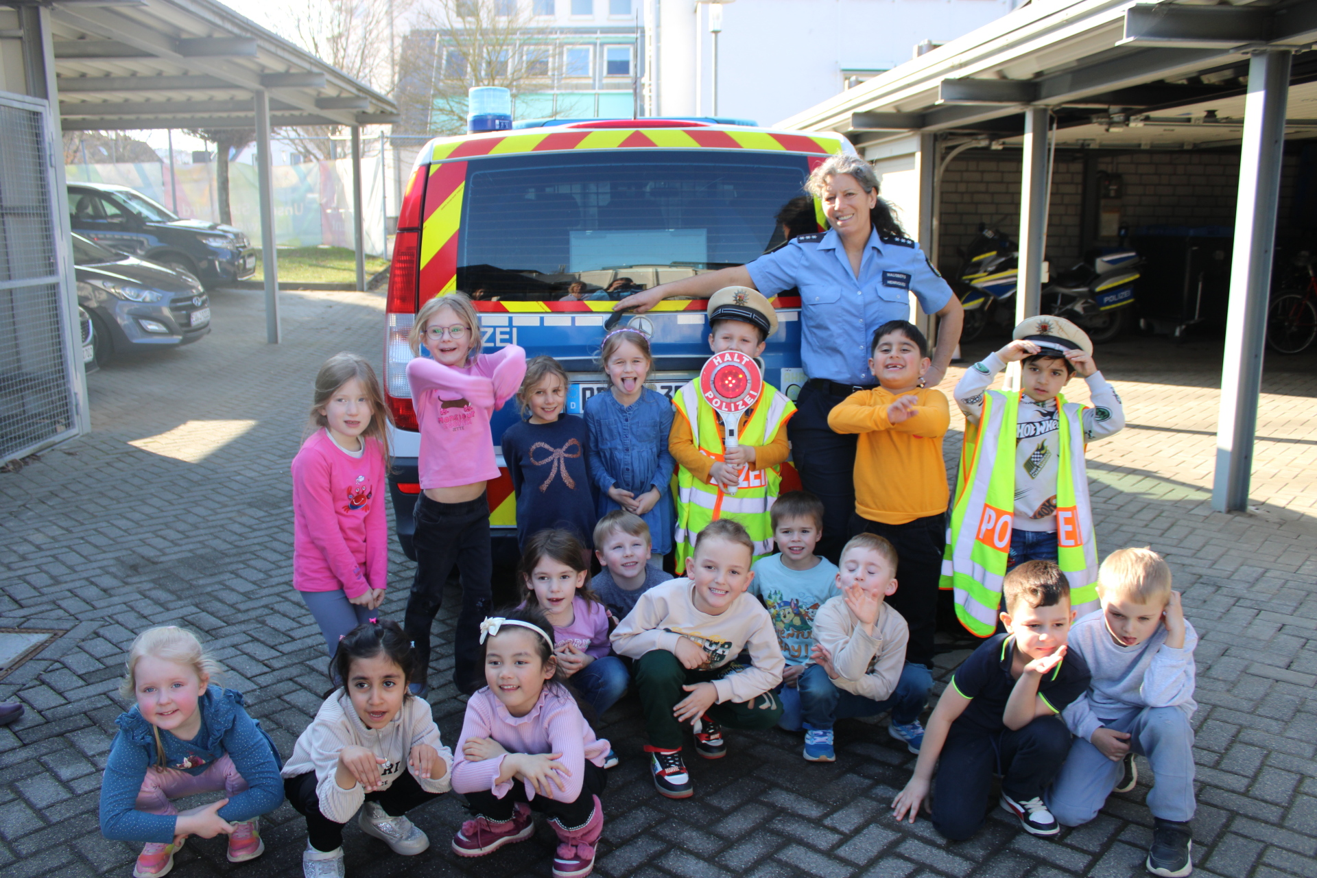 Besuch einer Gruppe Vorschulkinder der Kita Rappelkiste bei der Polizei in Bad Neuenahr-Ahrweiler Besuch einer Gruppe Vorschulkinder der Kita Rappelkiste bei der Polizei in Bad Neuenahr-Ahrweiler
