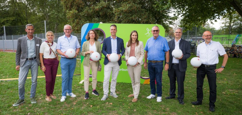 Übten sich an der neuen Torwand: Projektverantwortliche Lars Glomb (AuEG) und Nadine Wenigmann (Stadtverwaltung), Landtagsabgeordneter Guido Orthen, Landrätin Cornelia Weigand, Bürgermeister Pascal Rowald, Staatssekretärin Vanessa Fischer, Erster Beigeordneter Peter Diewald, Bernd Wienczierz und Friedemann Bach, katholische und evangelische Kirche Übten sich an der neuen Torwand: Projektverantwortliche Lars Glomb (AuEG) und Nadine Wenigmann (Stadtverwaltung), Landtagsabgeordneter Guido Orthen, Landrätin Cornelia Weigand, Bürgermeister Pascal Rowald, Staatssekretärin Vanessa Fischer, Erster Beigeordneter Peter Diewald, Bernd Wienczierz und Friedemann Bach, katholische und evangelische Kirche