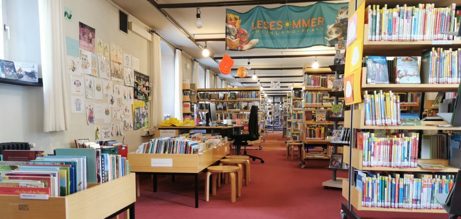 Stadbibliothek mit Bücherregalen Stadbibliothek mit Bücherregalen