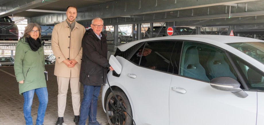 Bürgermeister Guido Orthen beim Ladevorgang im Parkhaus