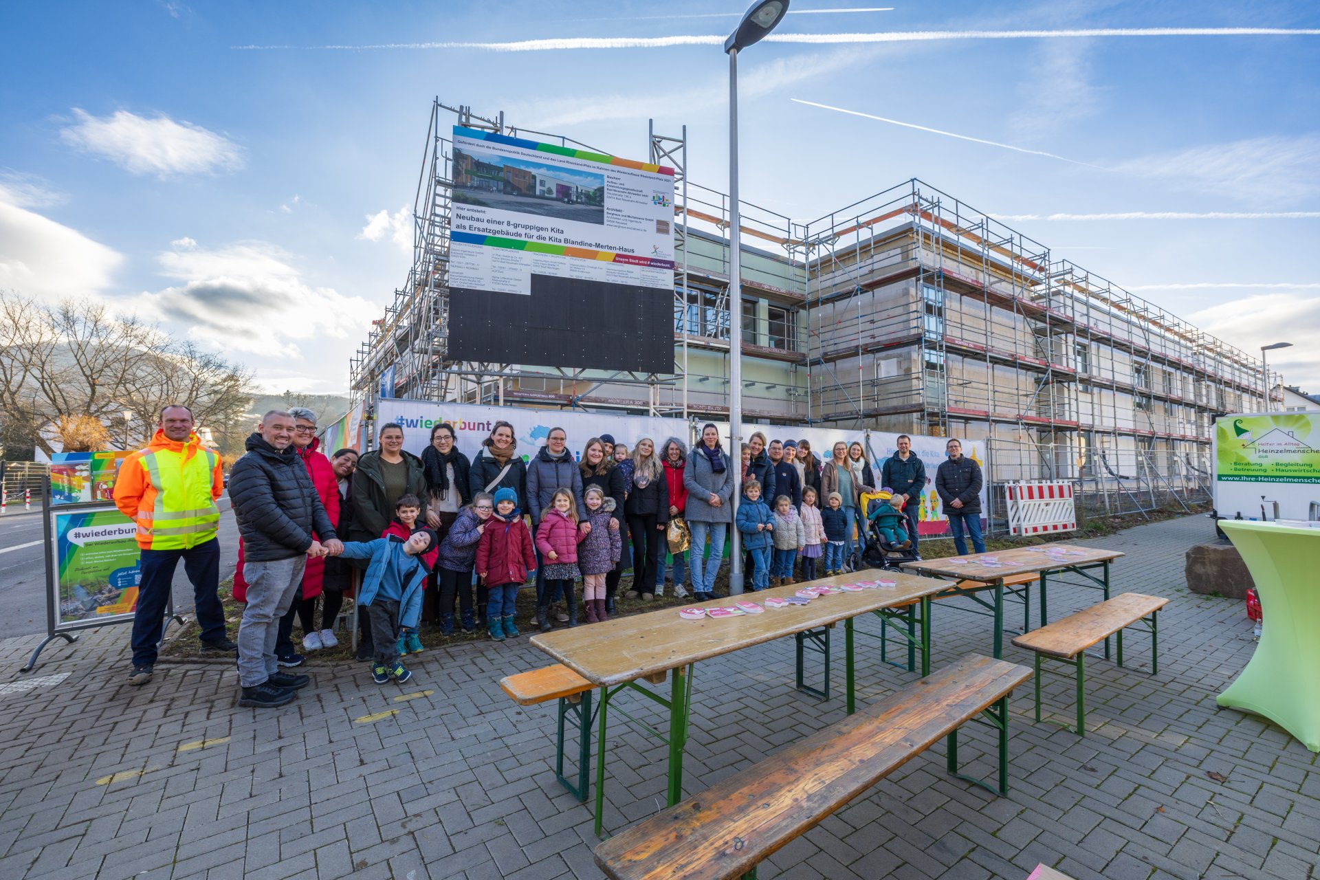 Bunte Banner informieren über Wiederaufbau der Kita Blandine-Merten-Haus Bunte Banner informieren über Wiederaufbau der Kita Blandine-Merten-Haus
