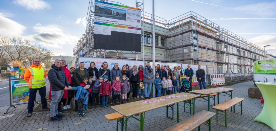 Bunte Banner informieren über Wiederaufbau der Kita Blandine-Merten-Haus Bunte Banner informieren über Wiederaufbau der Kita Blandine-Merten-Haus